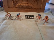4 figurines ancienne cycliste