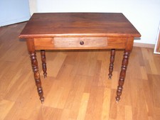 UNE PETITE TABLE  de salon  ou