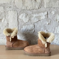 UGG Bailey Button S/N 5803