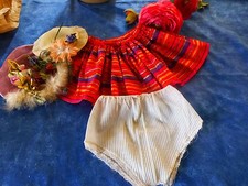 lot====garde robe poupée 25-30cm,2chapeaux ,jupe et culotte nylon  4piéces 