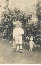 CHILD girl with doll (green fold)