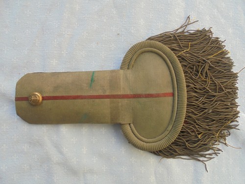 Une epaulette de sous - une,