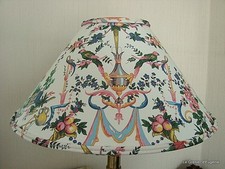 Abat-jour toile de Jouy motifs colorés sur fond blanc. diam. 40 cm