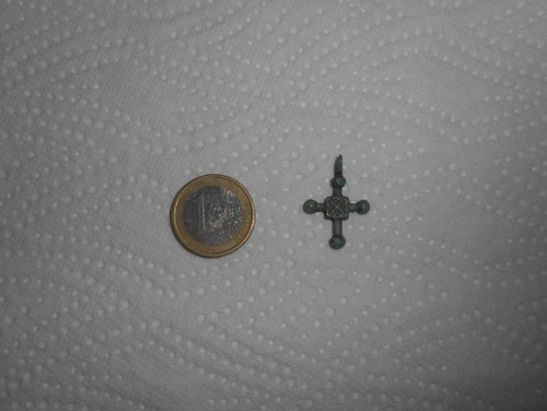 Pendentif petite croix aux 3 - /,