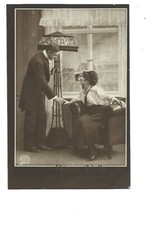 FANTAISIE - SERIE DOUCE IDYLLE - COUPLE ENLACE DANS FAUTEUIL CLUB