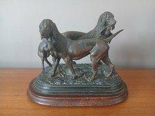 SCULPTURE EN RÉGULE  CHIENS