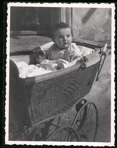 Photographie bébé assis dans