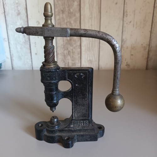 Ancienne presse œillets - a, de