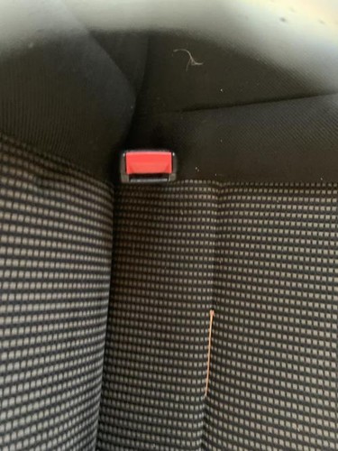 Attache ceinture arriere droit
