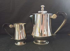 Théière et pot à lait pied