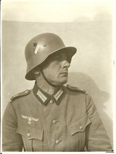 Port. Photo: WONDERFUL! Close Up Pic Wehrmacht Soldier Posed w/ M16 Helmet Worn!