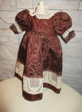 ROBE  TISSU MOIRE AVEC DENTELLE ANCIENNE POUR POUPEE ANCIENNE