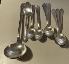 Lot de  Cuillères à soupe en métal argenté  et et sa louche