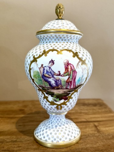 Vase couvert sur piédouche - sur,