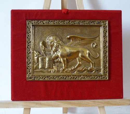 Bas relief bronze lion de - en,