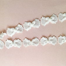 Noeuds blancs en dentelle et