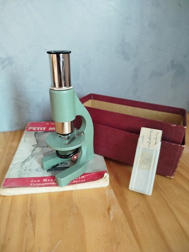 Ancien microscope vintage vert