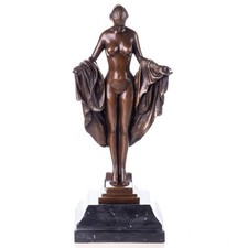Statue Femme nue en bronze sur un socle en marbre noir d'après J.Korbel