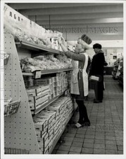 1968 Press Photo Assistant replenishes shelves at Gastronome Leningrad, Moscow