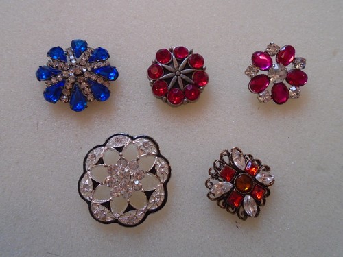 Cinq boutons ornes - de, strass