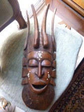 Masque africain  en bois sculpté avec incrustations d' os - 50 cm
