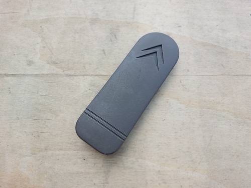 Cache plastique volant