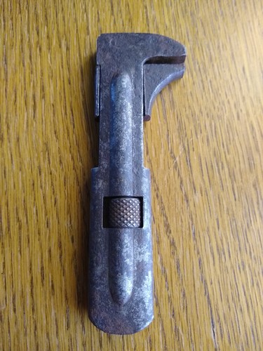 Ancienne petite clé à - ,