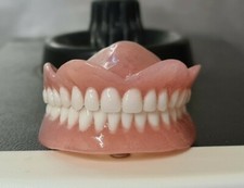 Prothèses complètes supérieures et inférieures, fausses dents.