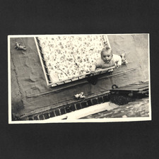 Enfant joue parc vu de haut