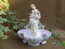 BOUQUETIÈRE VASE EN BISCUIT DE PORCELAINE POLYCHROME - FEMME AUX TOURTERELLES