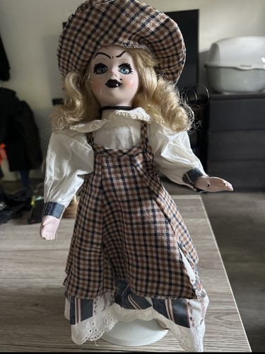 Poupée hantée paranormal - poupée,