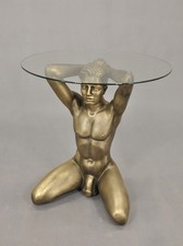 Table avec statue d'homme nu