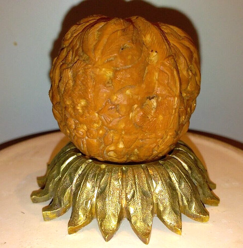 Noix sculptée ancienne - , sur
