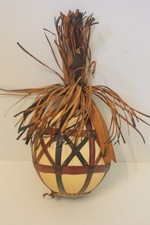 oeuf autruche entouré de cuir artisanat africain