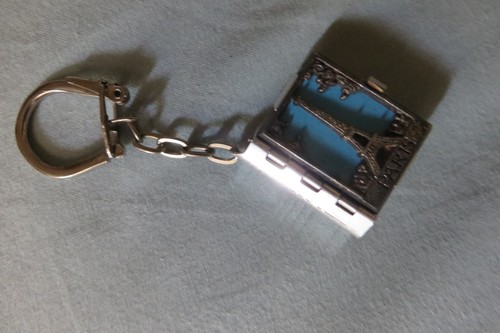 Ancien porte clés forme livre