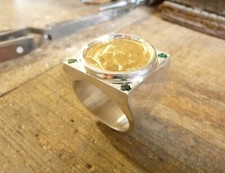 Chevalière argent carrée avec pièce or 20 Francs Napoléon III laurée et émeraude