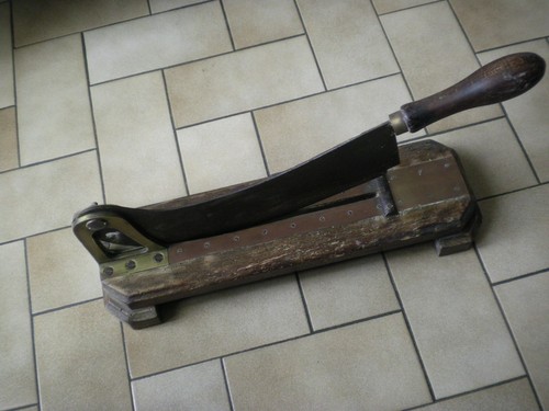 Outil ancien coupe - outil, coupe-pain