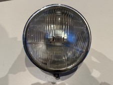 UN FEU PHARE OPTIQUE AVANT