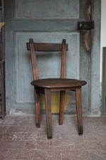 Chaise bois ancienne dans le