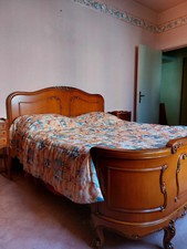 Lit en corbeille en merisier massif avec deux tables de chevet