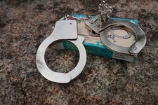 560.223 PAIRE DE MENOTTES