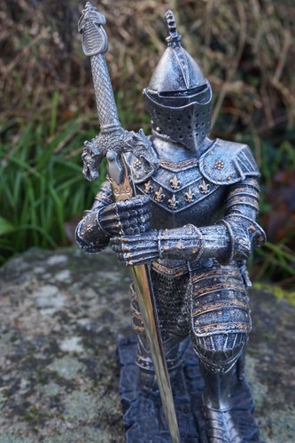 766 383 figurine - b,
