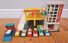 Fisher Price Vintage Little People Play Family Garage #930 NICE! SO FUN