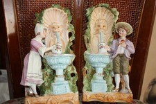 Paire de vases en biscuit de
