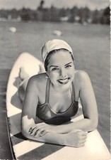 CPSM THEME FEMME NU / FEMME EN MAILLOT DE BAIN / MAQUILLAGE SUR UNE PLANCHE