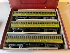 ACE TRAINS O SET OF 3 IN CARS FOR PARTS OR TO RESTORE IN BOX