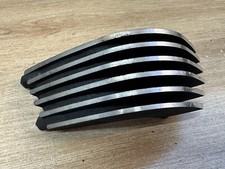 UN CACHE COUVERCLE DE CYLINDRE