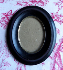 CADRE OVALE EN BOIS NOIRCI -