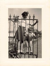 OLD PHOTOGRAPH 1953 DUO OF CHILDREN ACROBATS ON A GRID