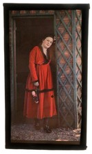 bel autochrome femme en robe rouge et fleurs  c. 1930 - 14 x 8  photo